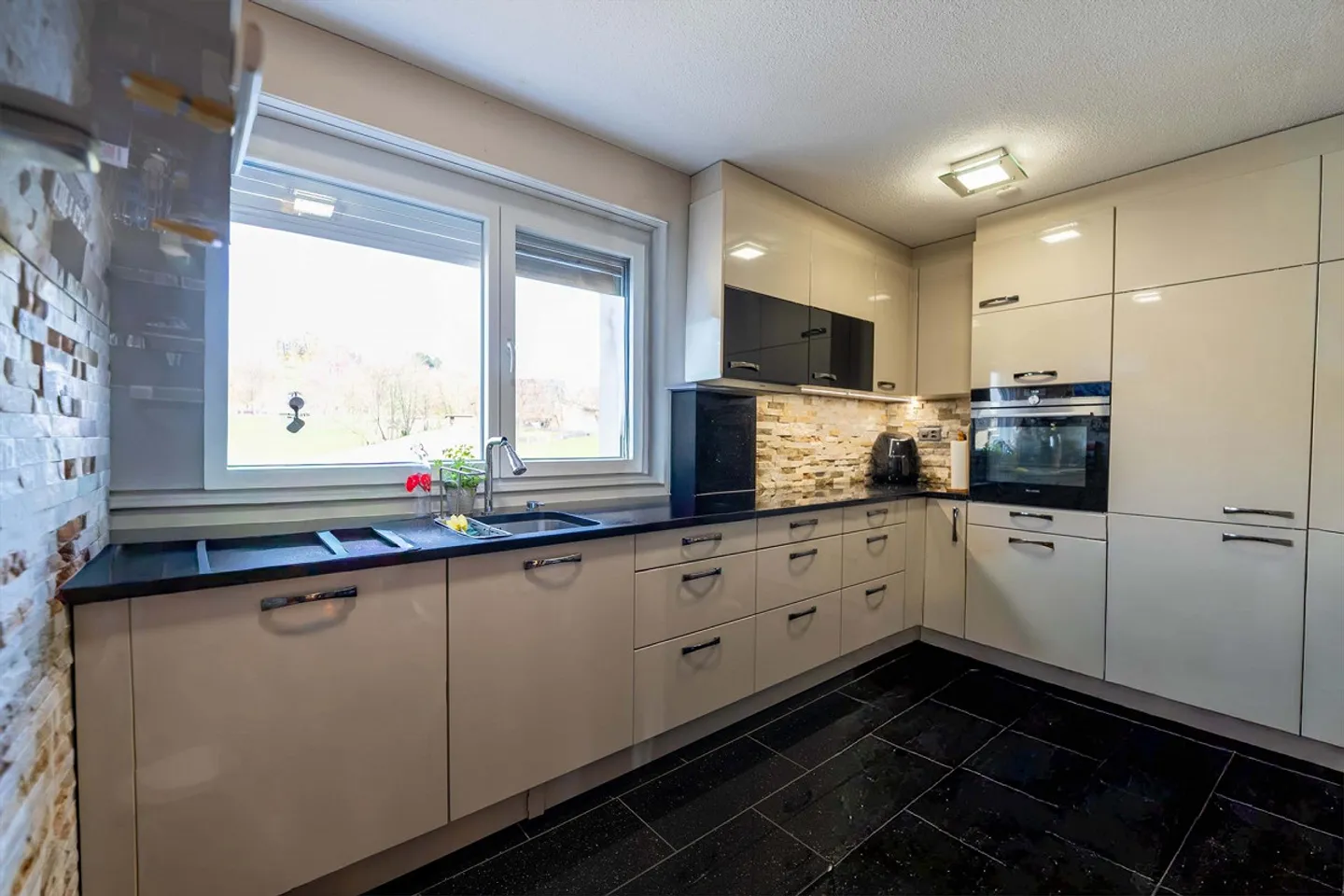 Zentral gelegene 4.5 Zimmerwohnung mit Seesicht - Foto 2 von 4