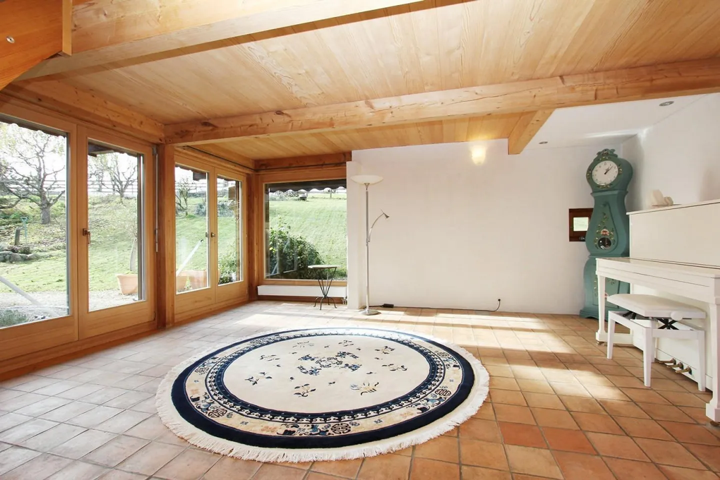 Attractive atrium house in a sunny, yet convenient location - Photo 4 of 13