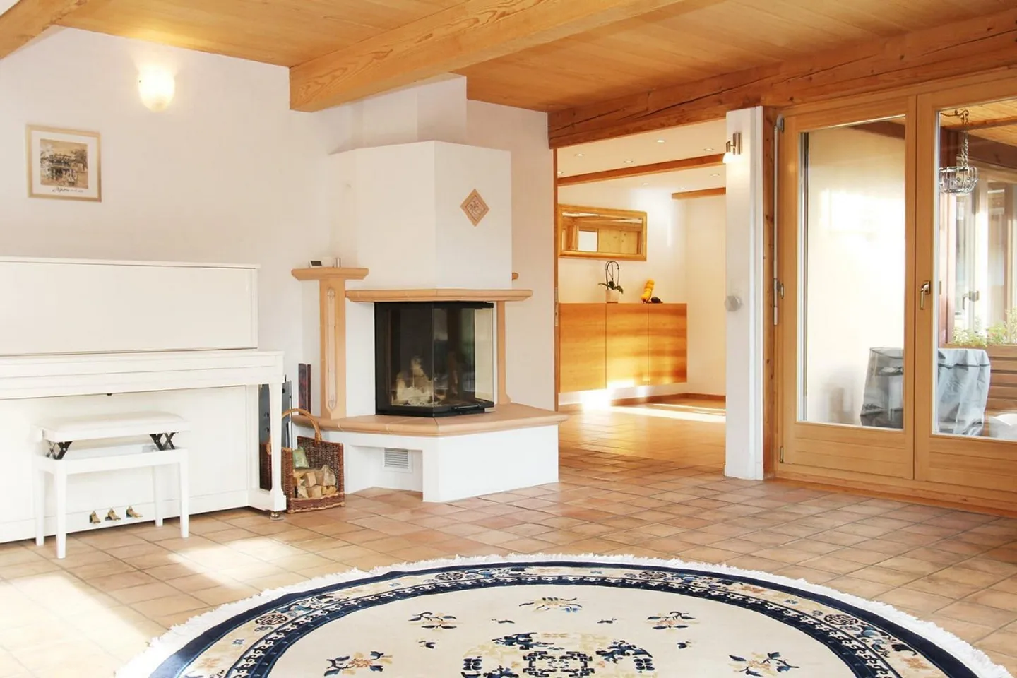 Attractive atrium house in a sunny, yet convenient location - Photo 5 of 13