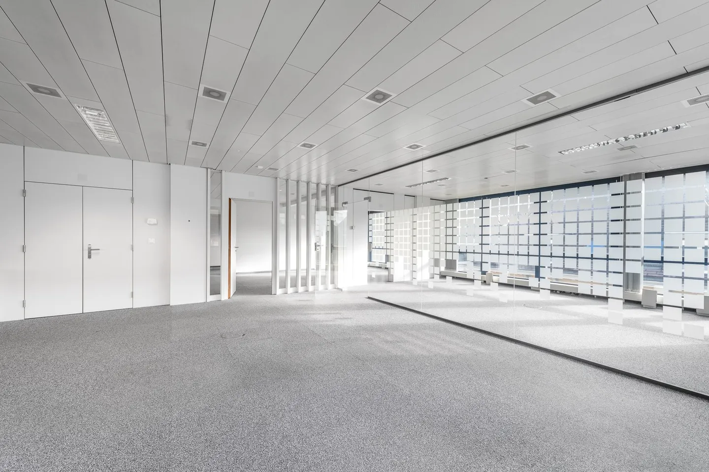 Office space for rent - Photo 1 of 8