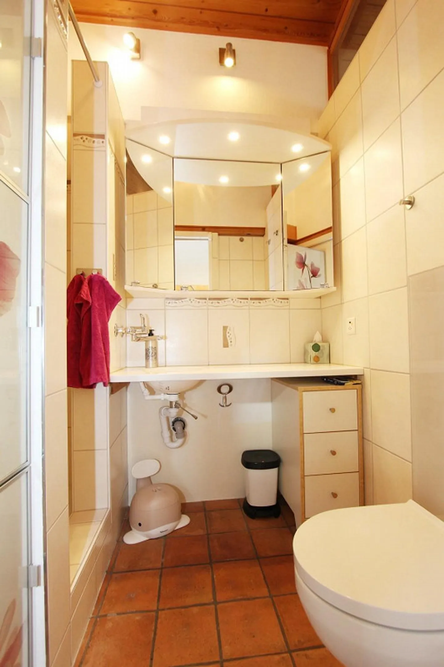 Attractive atrium house in a sunny, yet convenient location - Photo 7 of 13