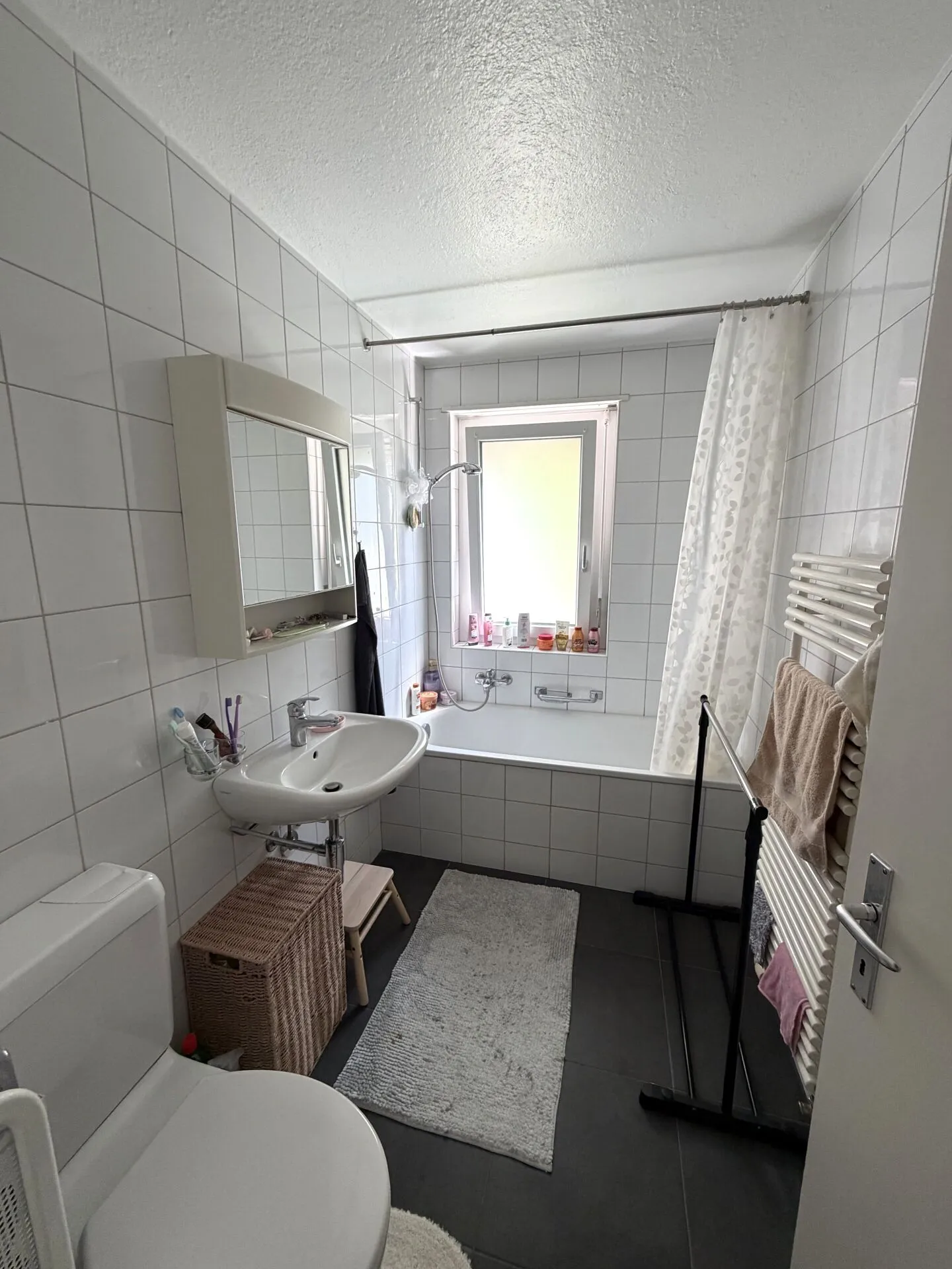 La Neuveville, wunderschöne 3,5-Zimmer-Wohnung im Untergeschoss mit Balkon - Foto 3 von 8