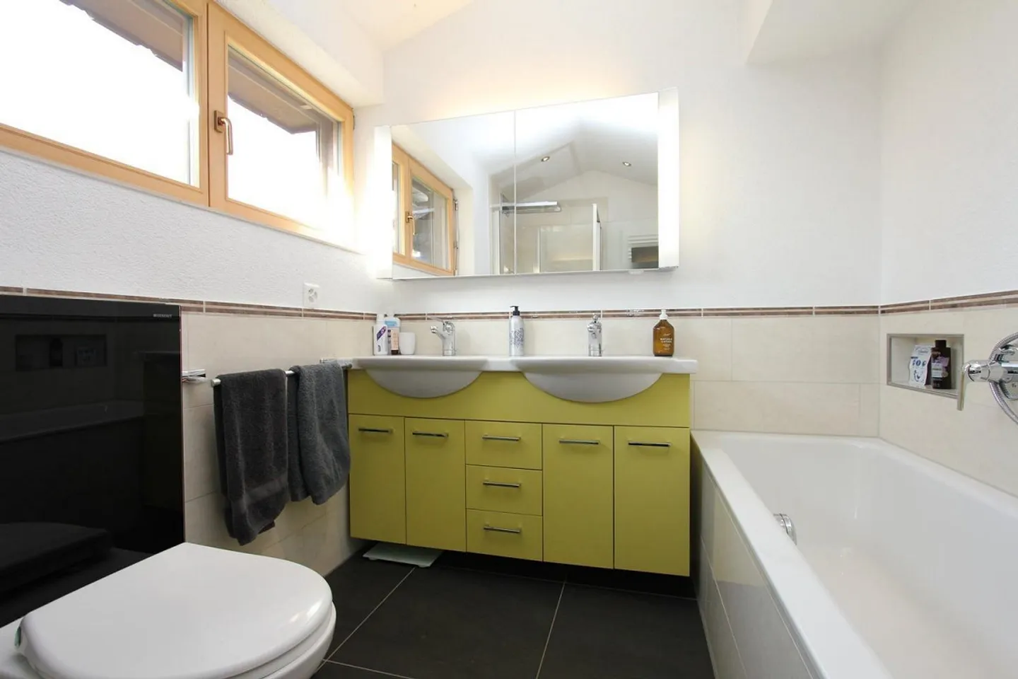 Attractive atrium house in a sunny, yet convenient location - Photo 10 of 13