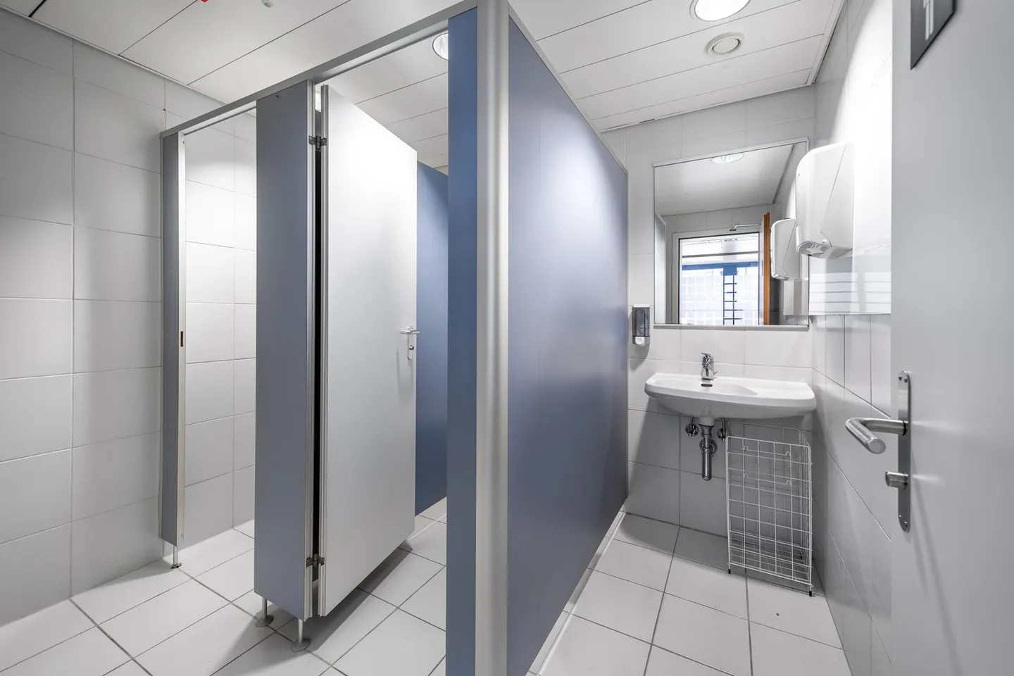 Office space for rent - Photo 3 of 8