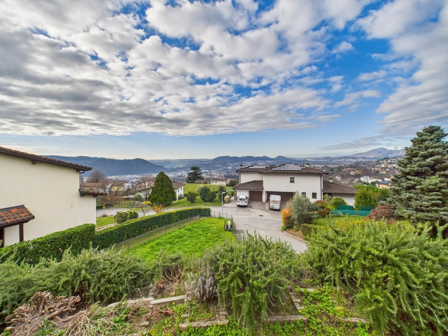 Unabhängiges Haus mit großem Potenzial in ruhiger Lage in Breggia - Foto 1 von 13