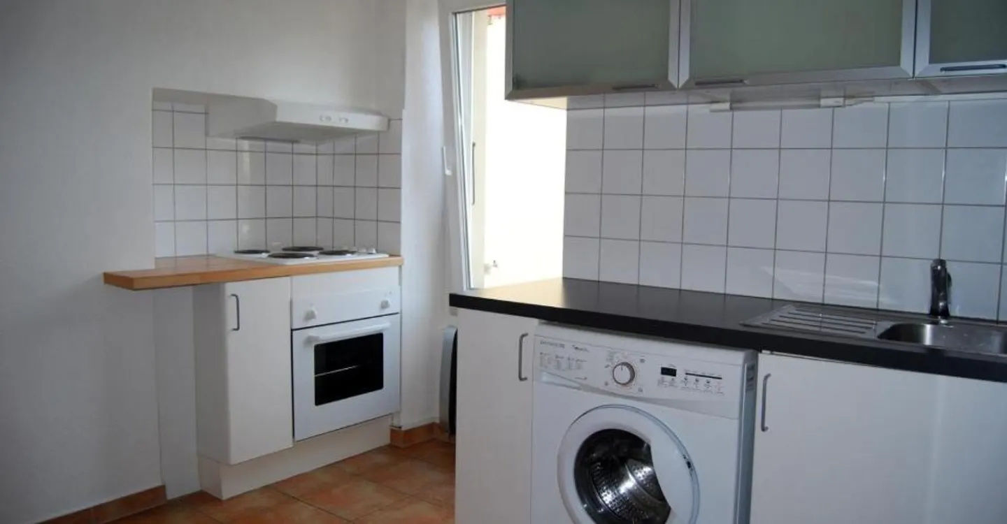 Charming Apartment - Photo 3 of 5