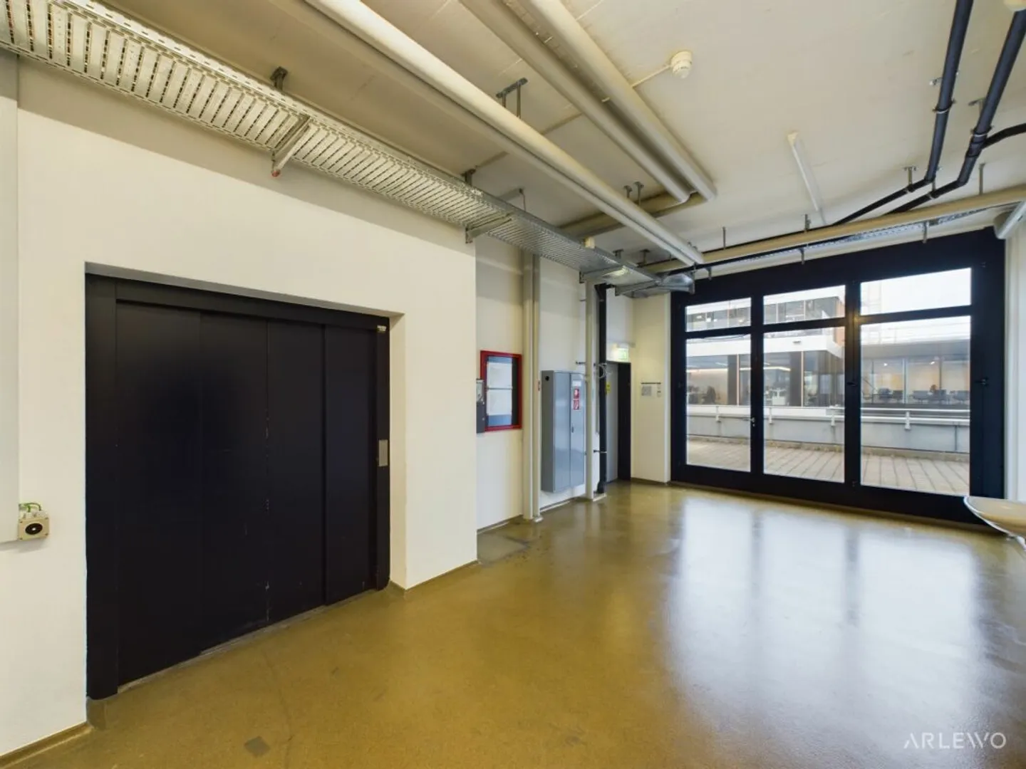 Mixed-use building for rent - Photo 1 of 12