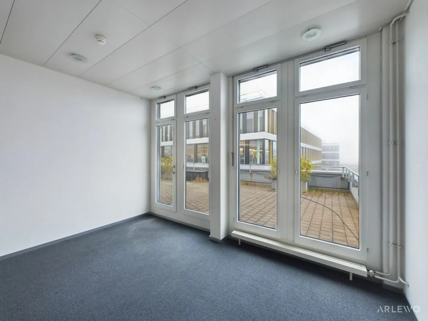 Mixed-use building for rent - Photo 5 of 12