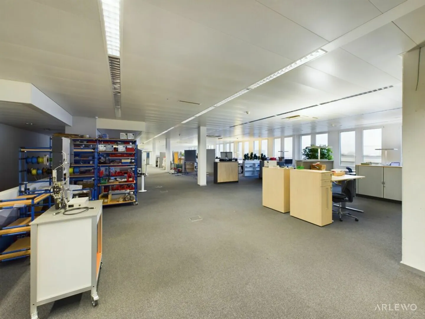 Mixed-use building for rent - Photo 6 of 12