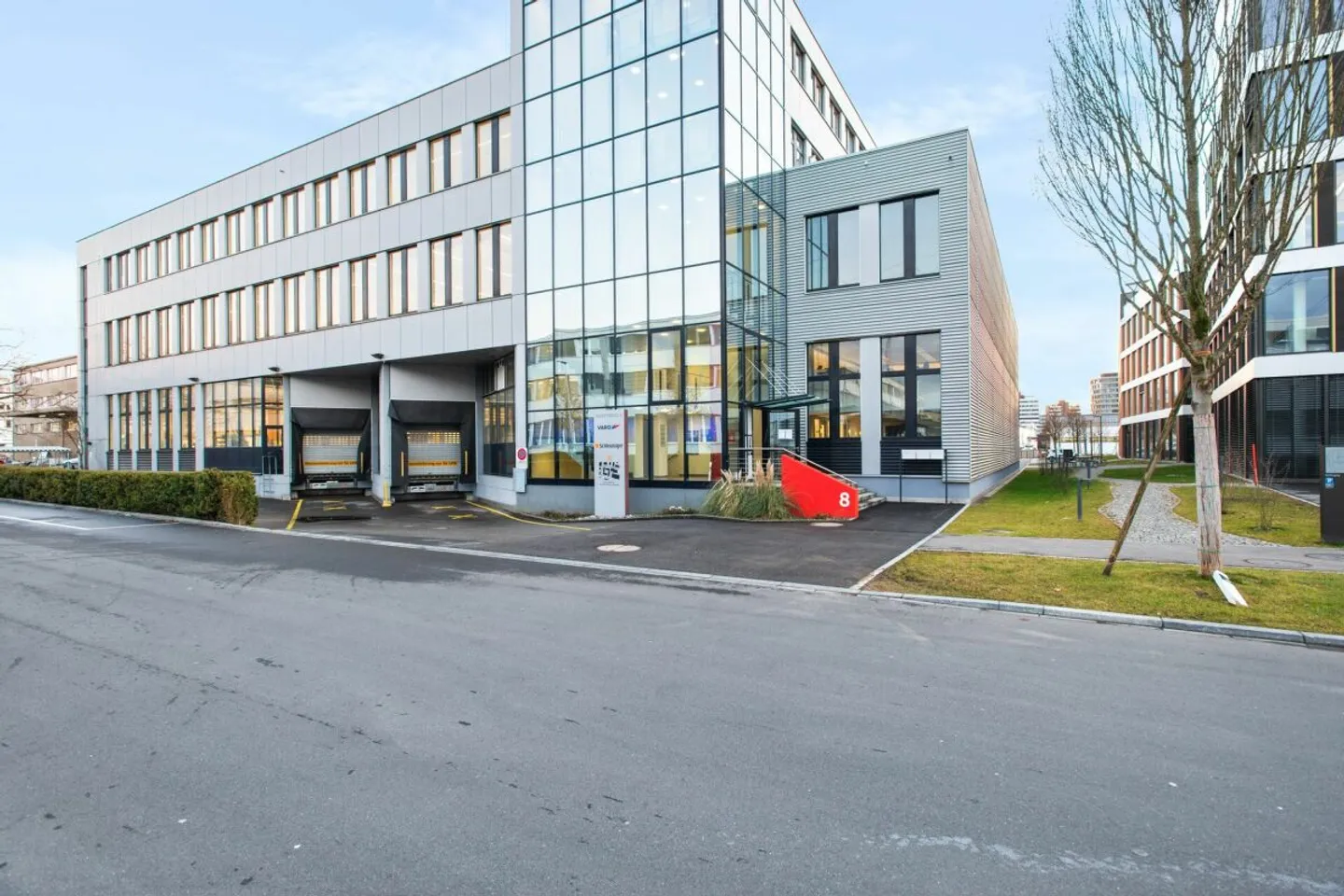 Mixed-use building for rent - Photo 9 of 12