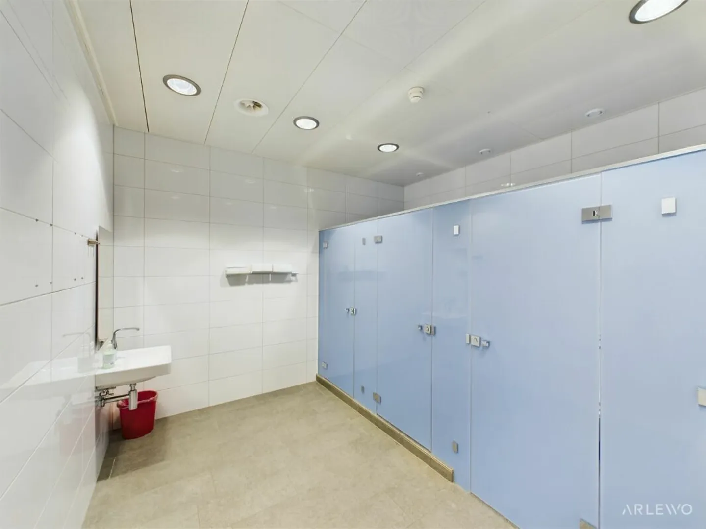 Mixed-use building for rent - Photo 4 of 12