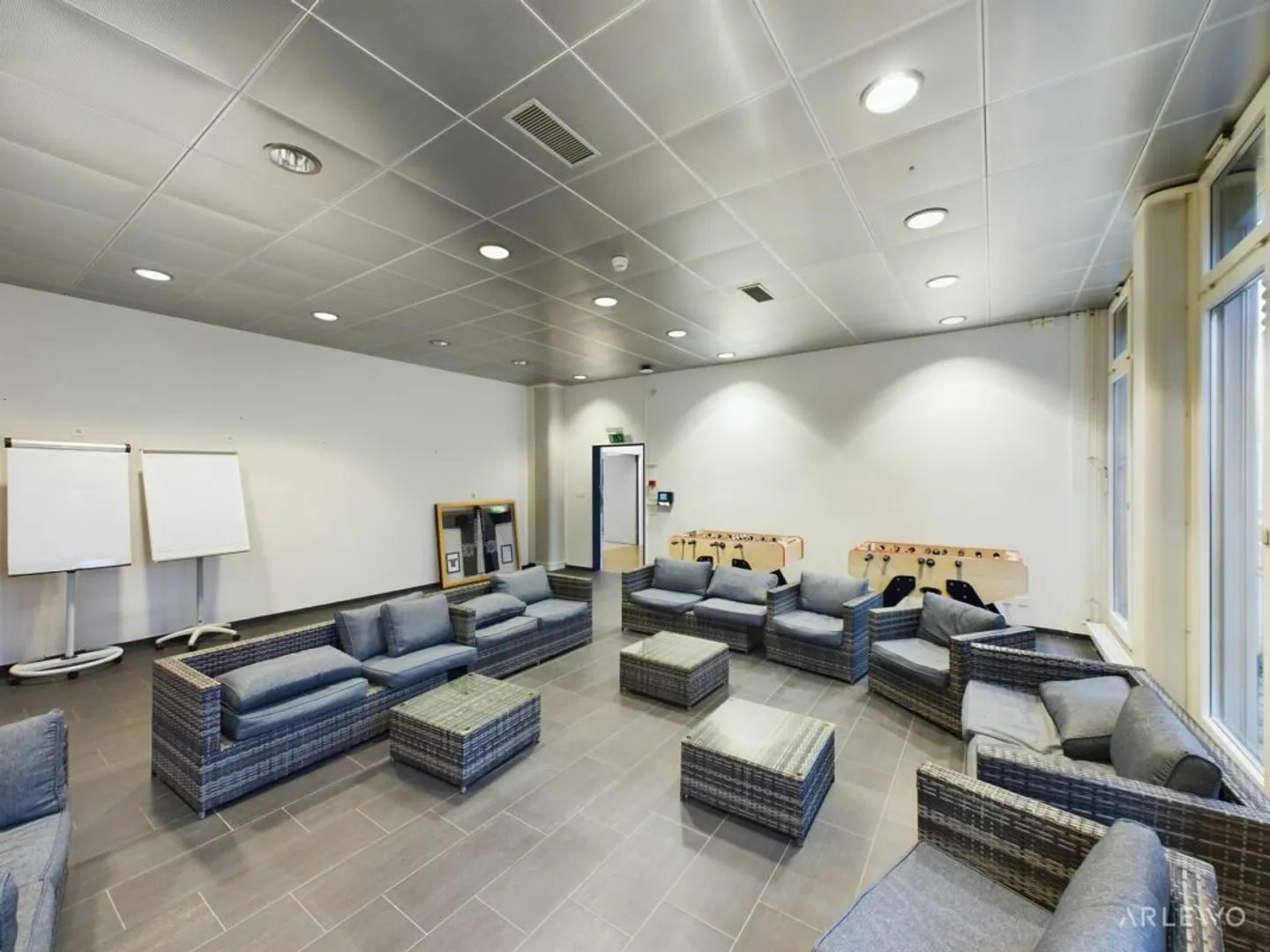 Mixed-use building for rent - Photo 10 of 12