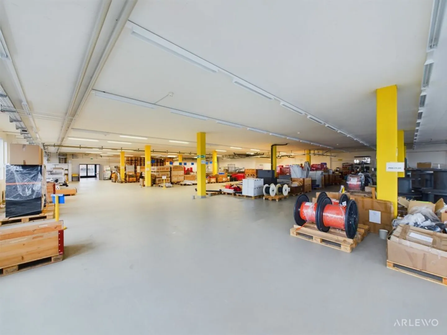 Mixed-use building for rent - Photo 11 of 12