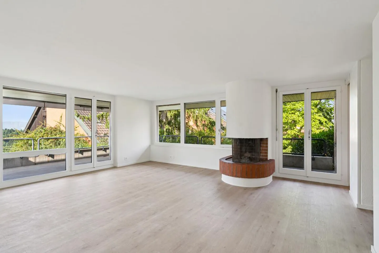 Spacious End Row House with Garden in Zurich Witikon - Photo 3 of 9