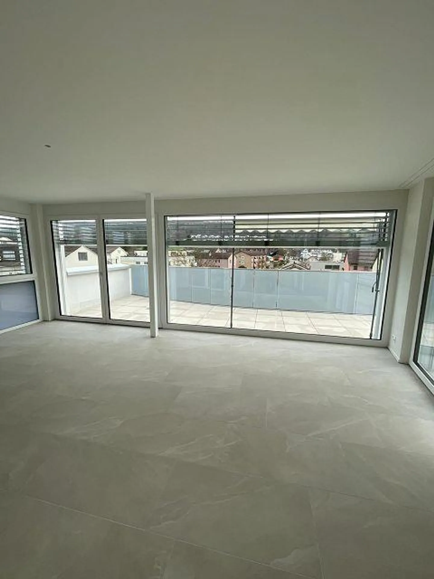 Bright and modern penthouse apartment - Photo 4 of 10