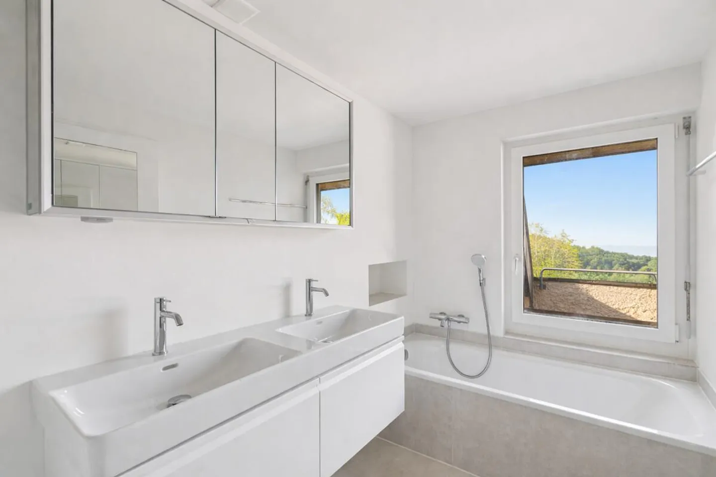 Spacious End Row House with Garden in Zurich Witikon - Photo 7 of 9