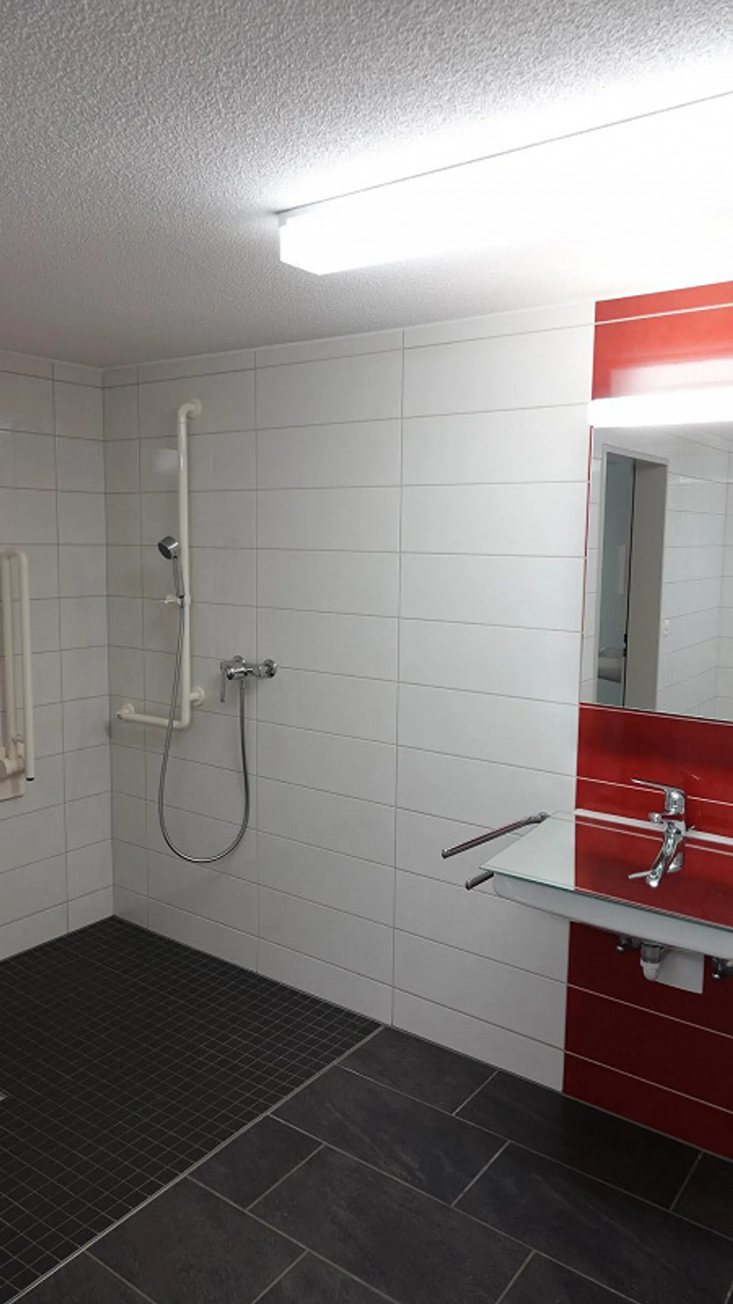 Spazio commerciale 71 m2 / disponibile immediatamente - Foto 4 di 6