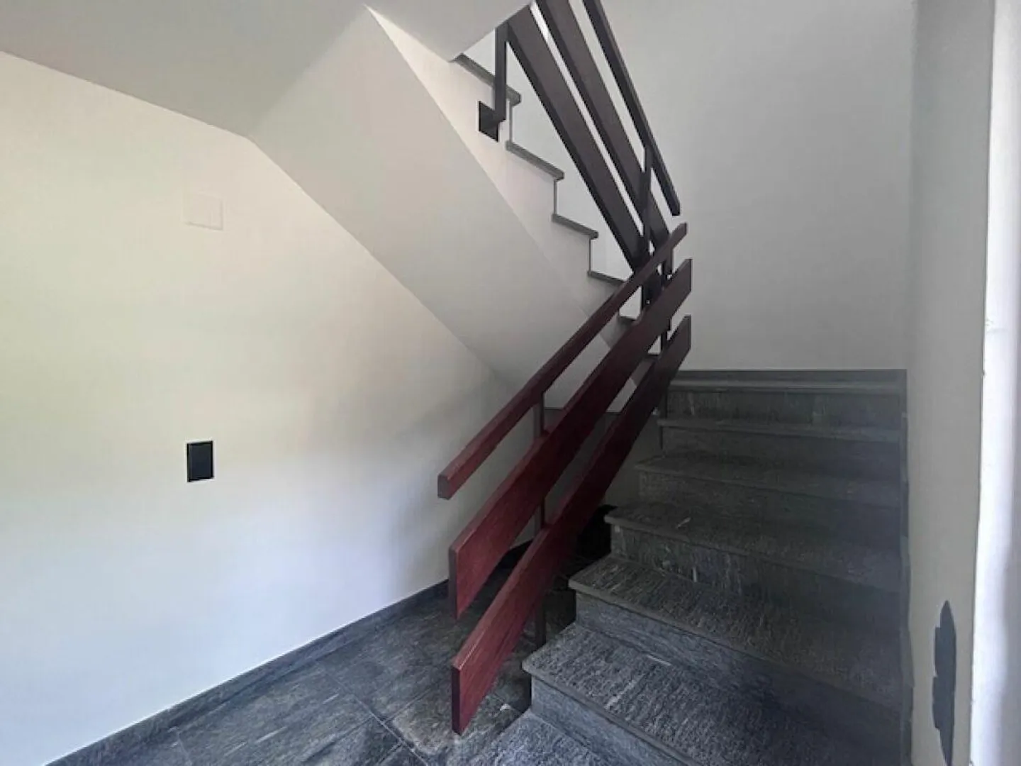 4.5-ZIMMER-WOHNUNG IN ZWEIFAMILIENHAUS - RENOVIERT - EXKLUSIVER GARTEN - Foto 3 von 23