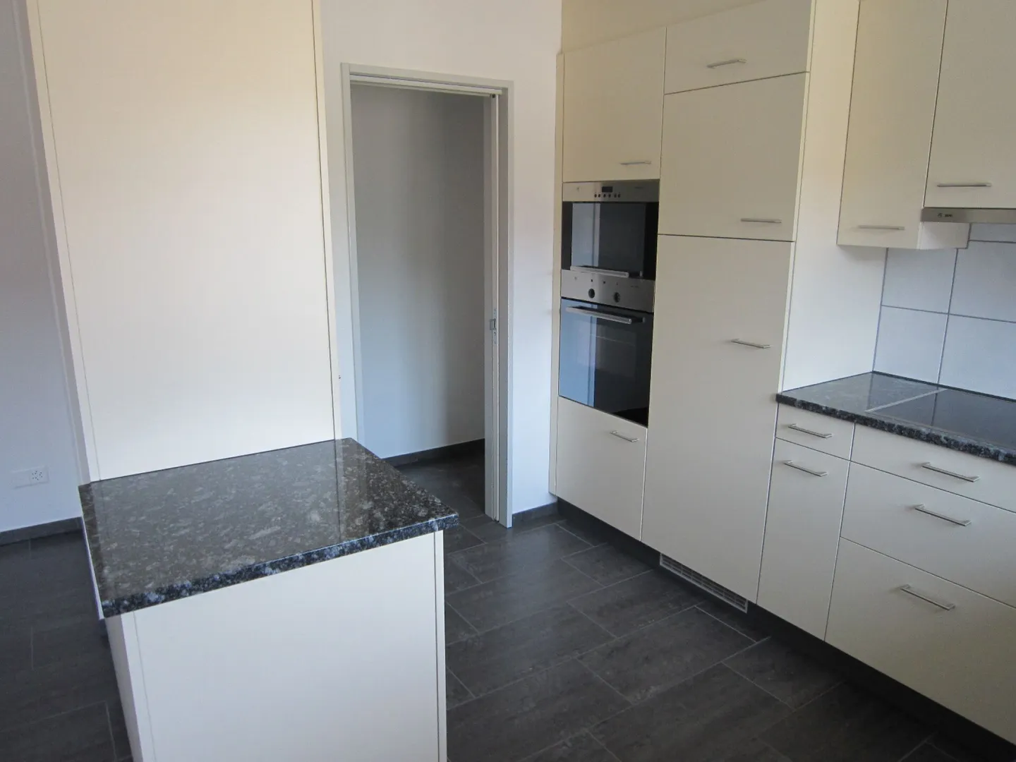 4.5-Room Garden Apartment in Child-Friendly Location - Photo 3 of 8