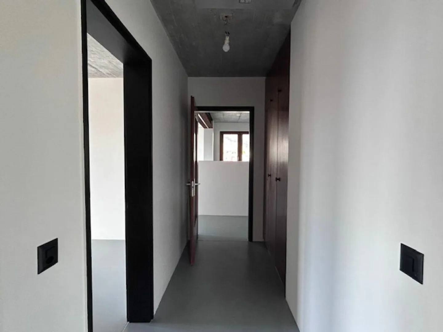 4.5-ZIMMER-WOHNUNG IN ZWEIFAMILIENHAUS - RENOVIERT - EXKLUSIVER GARTEN - Foto 16 von 23