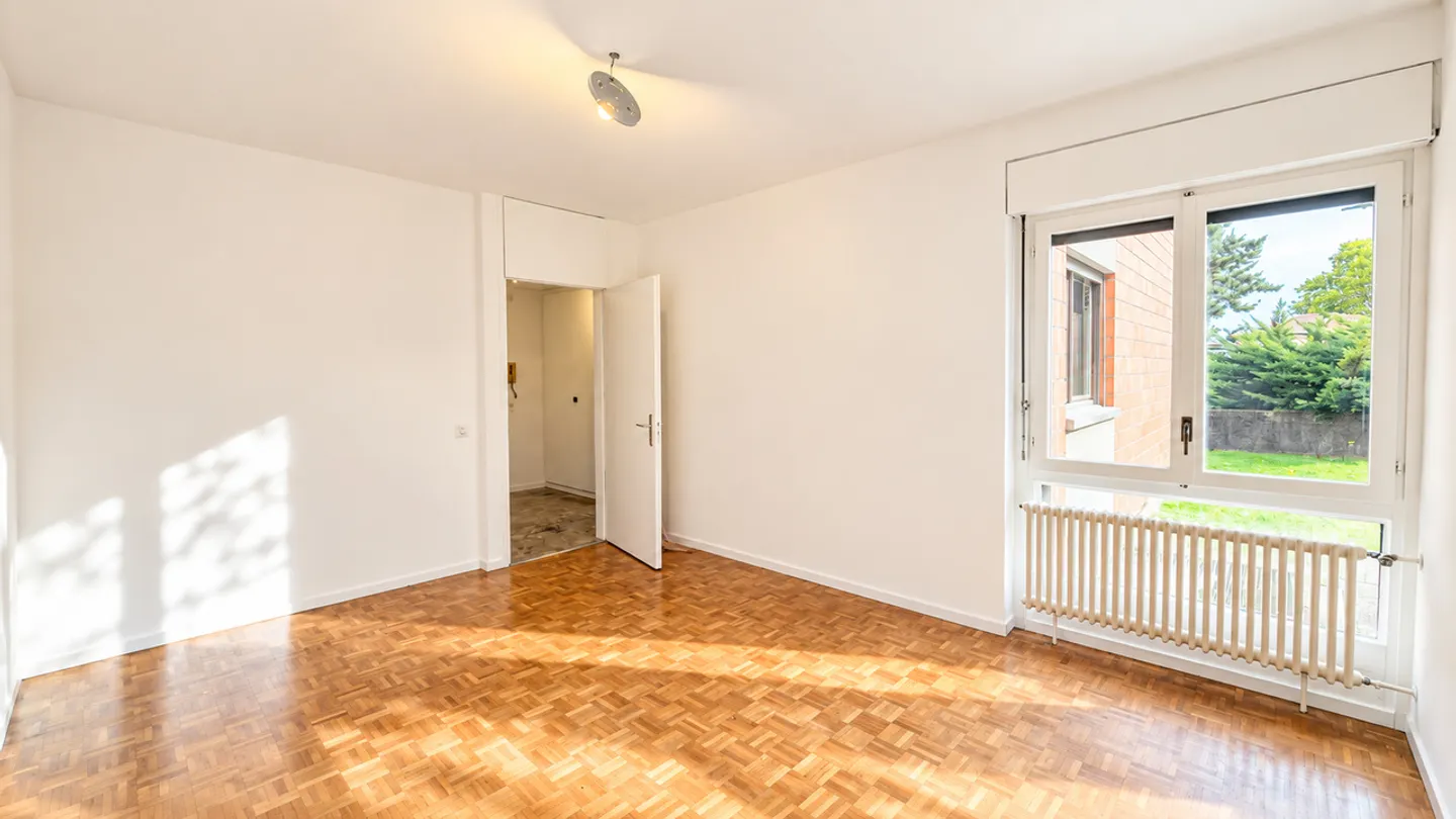 COZY 2.5 ROOMS WITH GARDEN - Photo 10 of 13