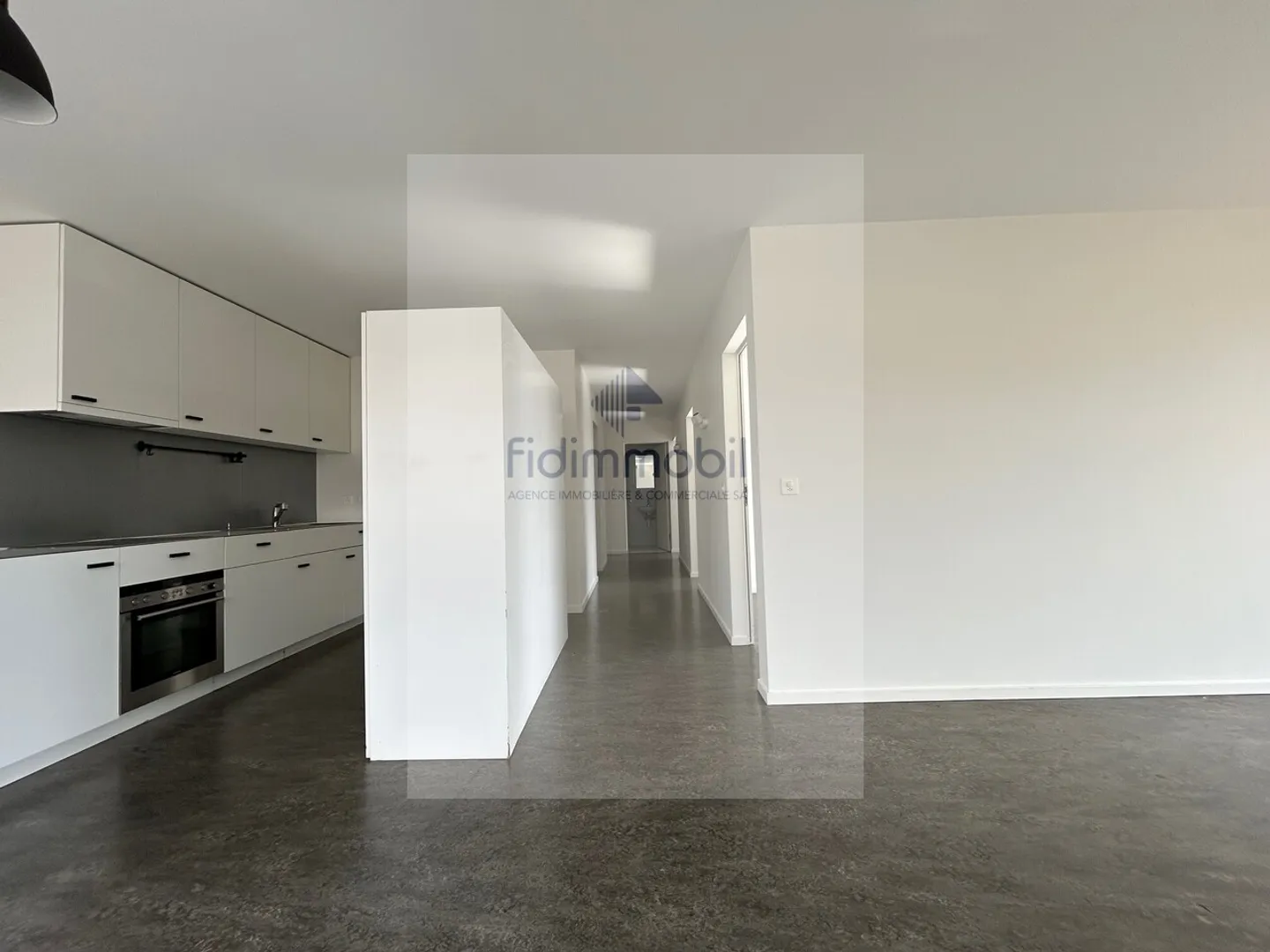 GRANDE APPARTAMENTO CON BALCONE - Foto 2 di 10