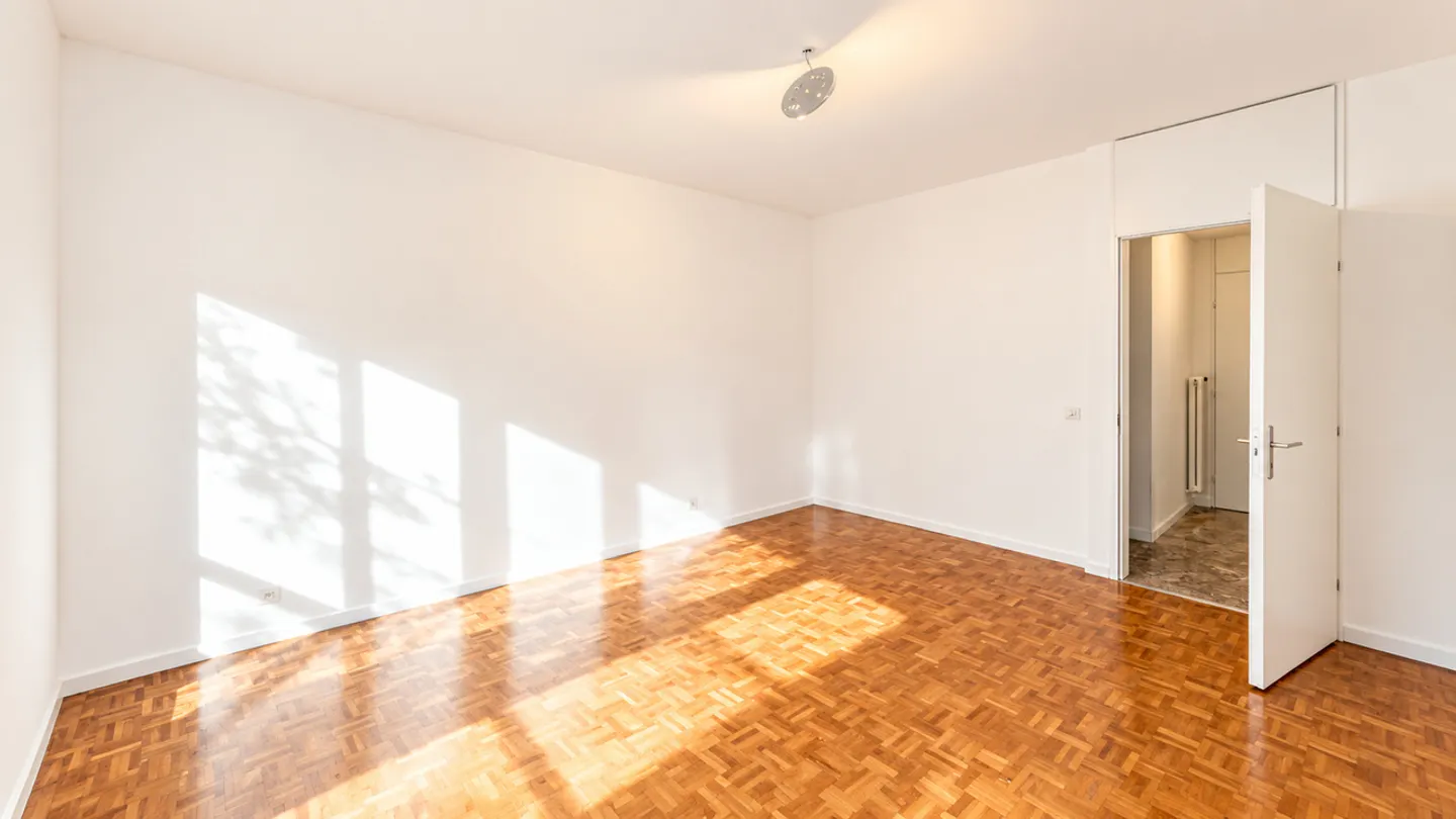 COZY 2.5 ROOMS WITH GARDEN - Photo 11 of 13