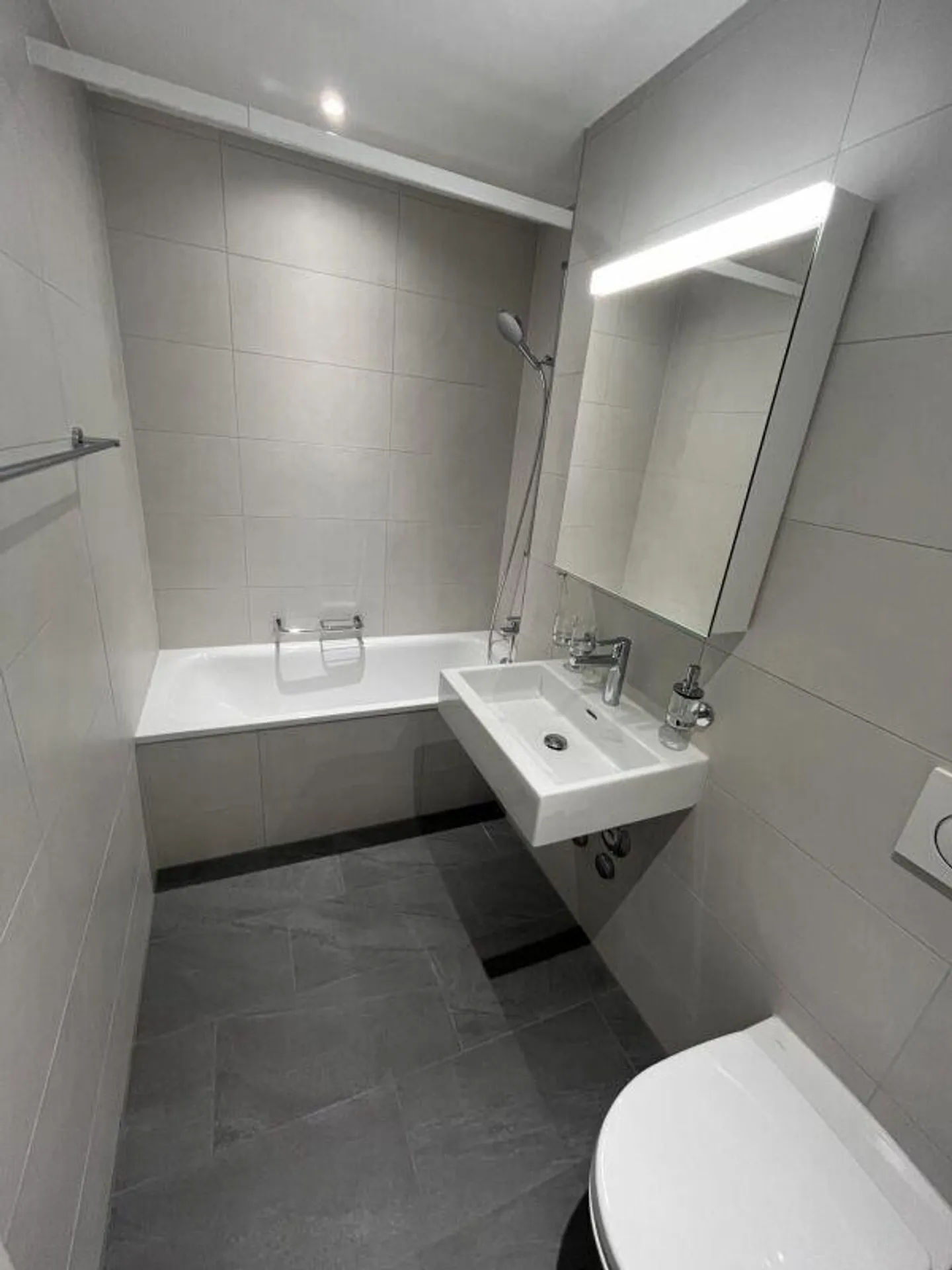 Well connected and beautiful living - eight renovated 3.5-room apartments - Photo 3 of 3