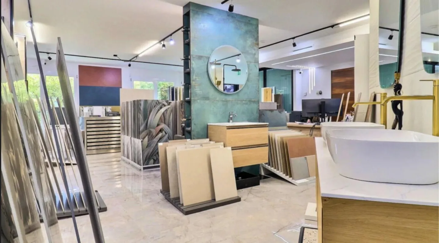 Spazio commerciale di 100 m² ristrutturato con visibilità eccezionale - Foto 7 di 7
