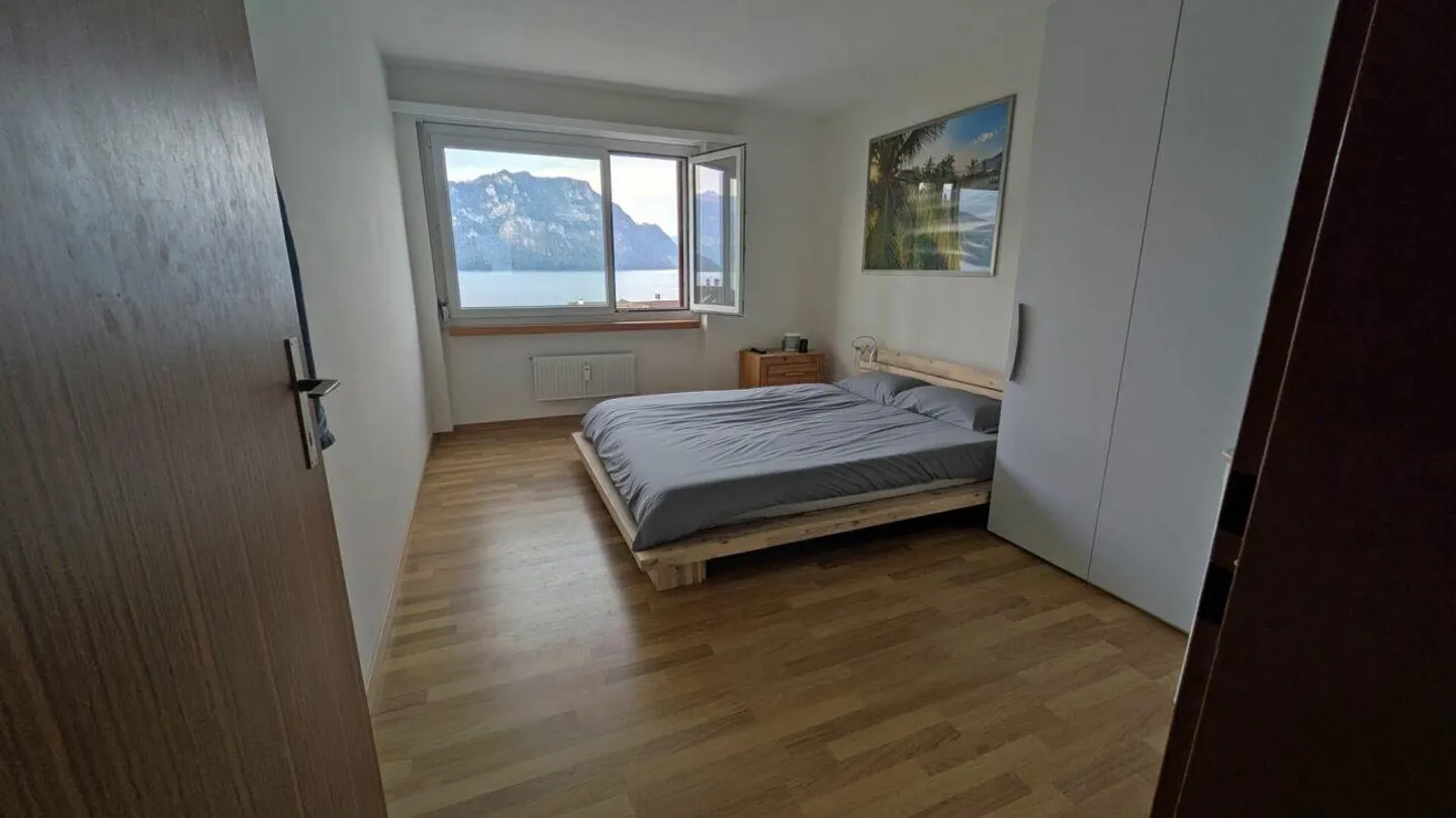 4-room apartment with unobstructed lake view - Photo 6 of 10