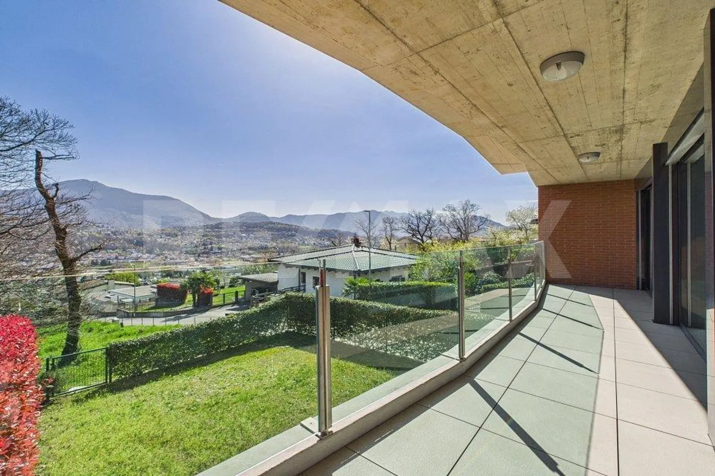 Appartement élégant et lumineux de 3½ pièces à Gravesano avec vue panoramique - Photo 3 sur 13