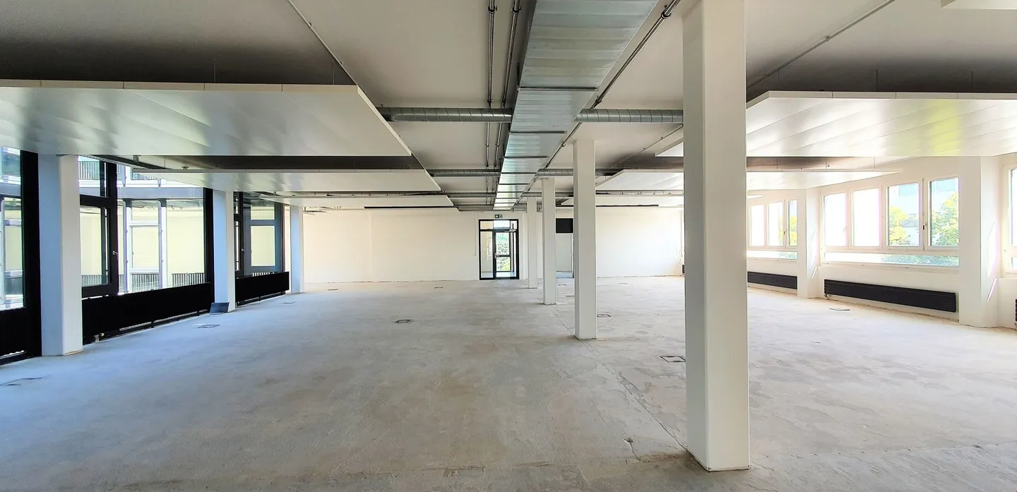Tanta luce naturale in un edificio attraente con collegamento ai mezzi pubblici! - Foto 5 di 7