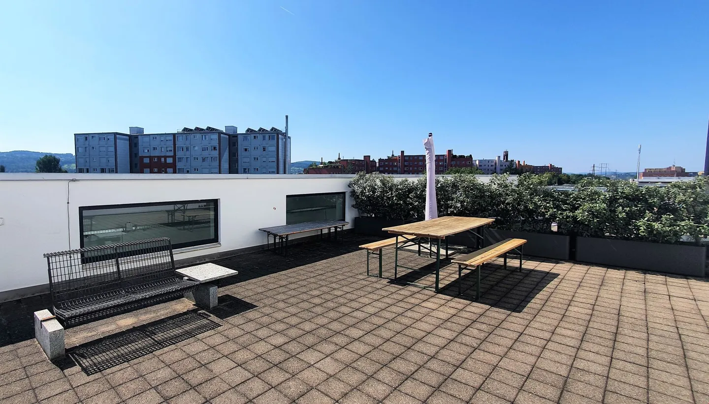 Tanta luce naturale in un edificio attraente con collegamento ai mezzi pubblici! - Foto 1 di 7