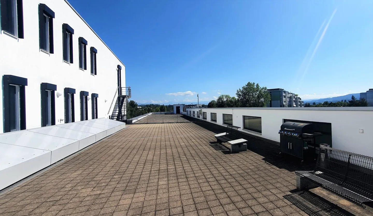 Tanta luce naturale in un edificio attraente con collegamento ai mezzi pubblici! - Foto 6 di 7