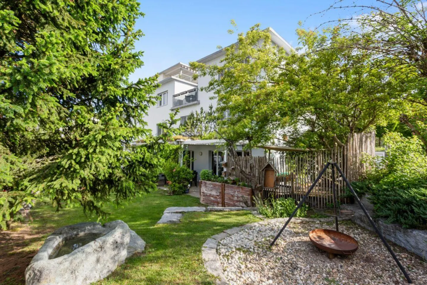 Casa angolare molto grande di 7,5 stanze con ufficio aggiuntivo e grande giardino - Foto 3 di 12