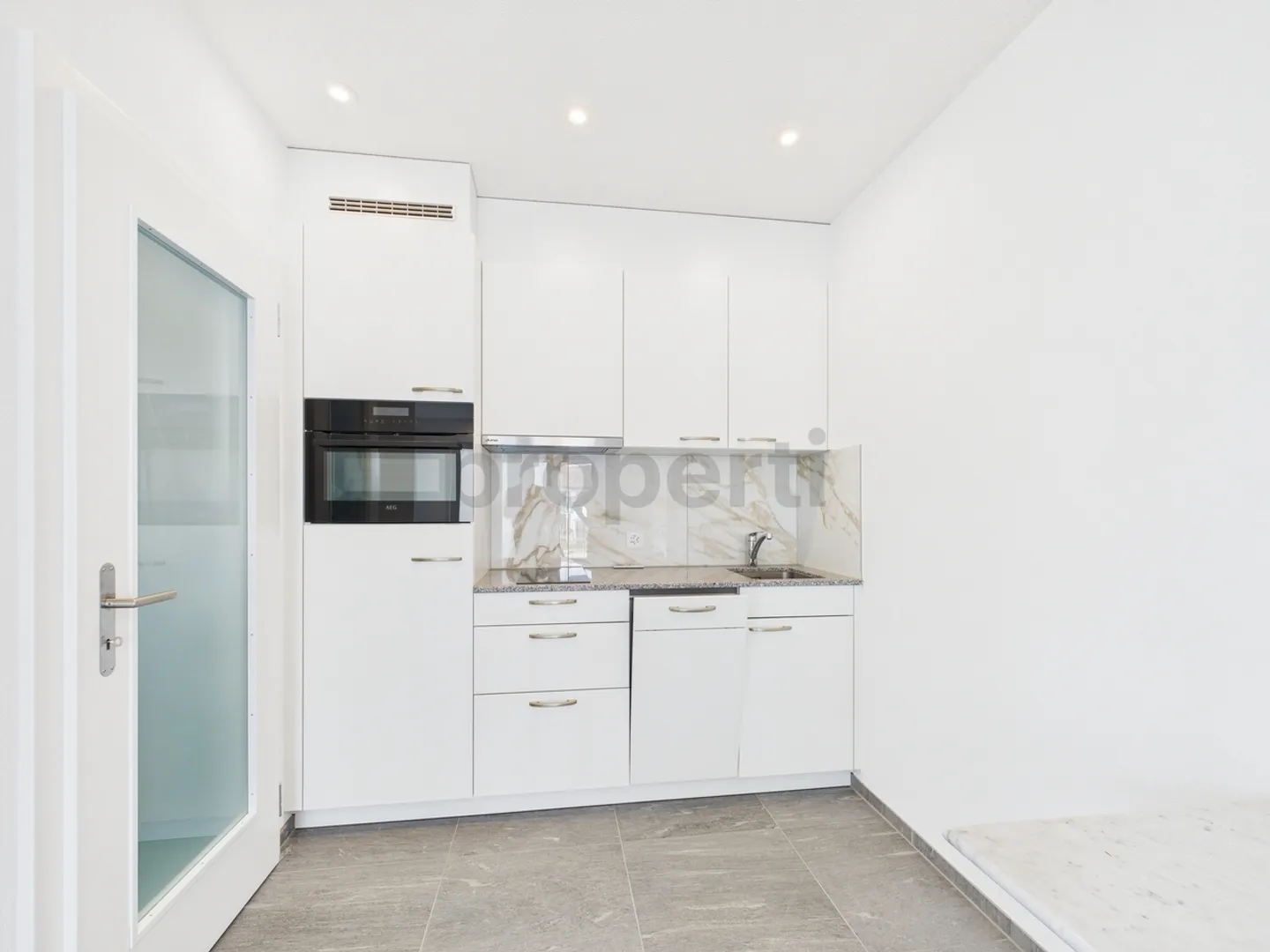 Spazio commerciale o studio attraente con cucina moderna in posizione centrale... - Foto 5 di 8