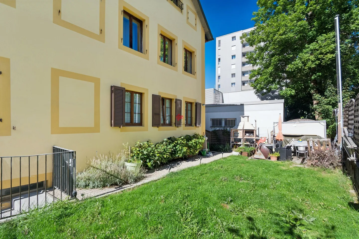 Edificio di rendimento con 5 appartamenti, uffici e posti auto - Foto 2 di 5