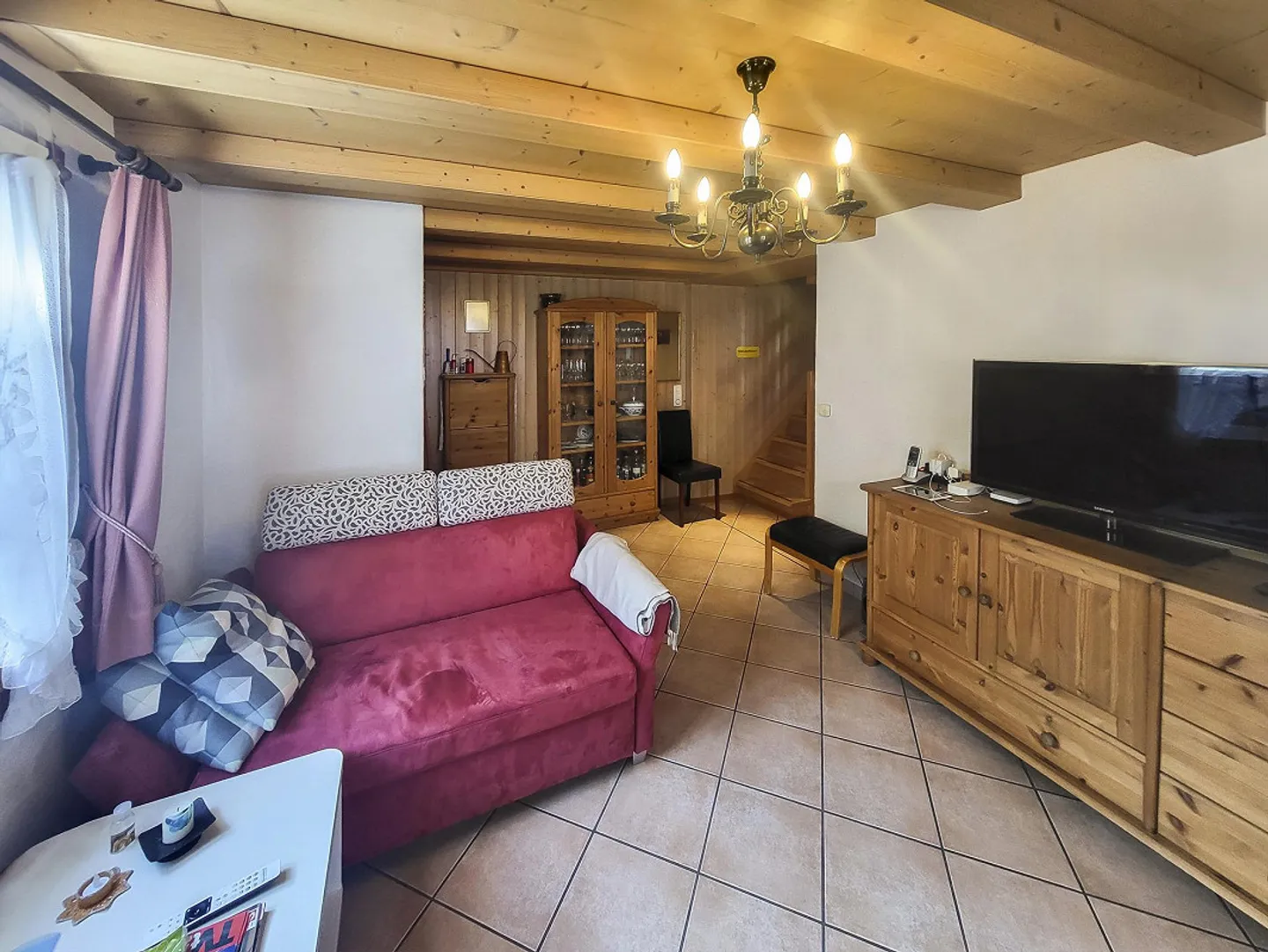 Casa bifamiliare con potenziale di ristrutturazione vicino al lago - Foto 3 di 13