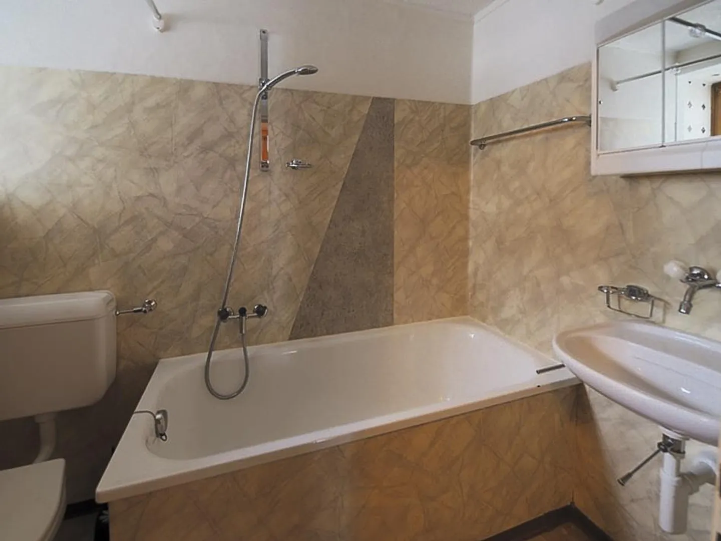 Casa bifamiliare con potenziale di ristrutturazione vicino al lago - Foto 10 di 13