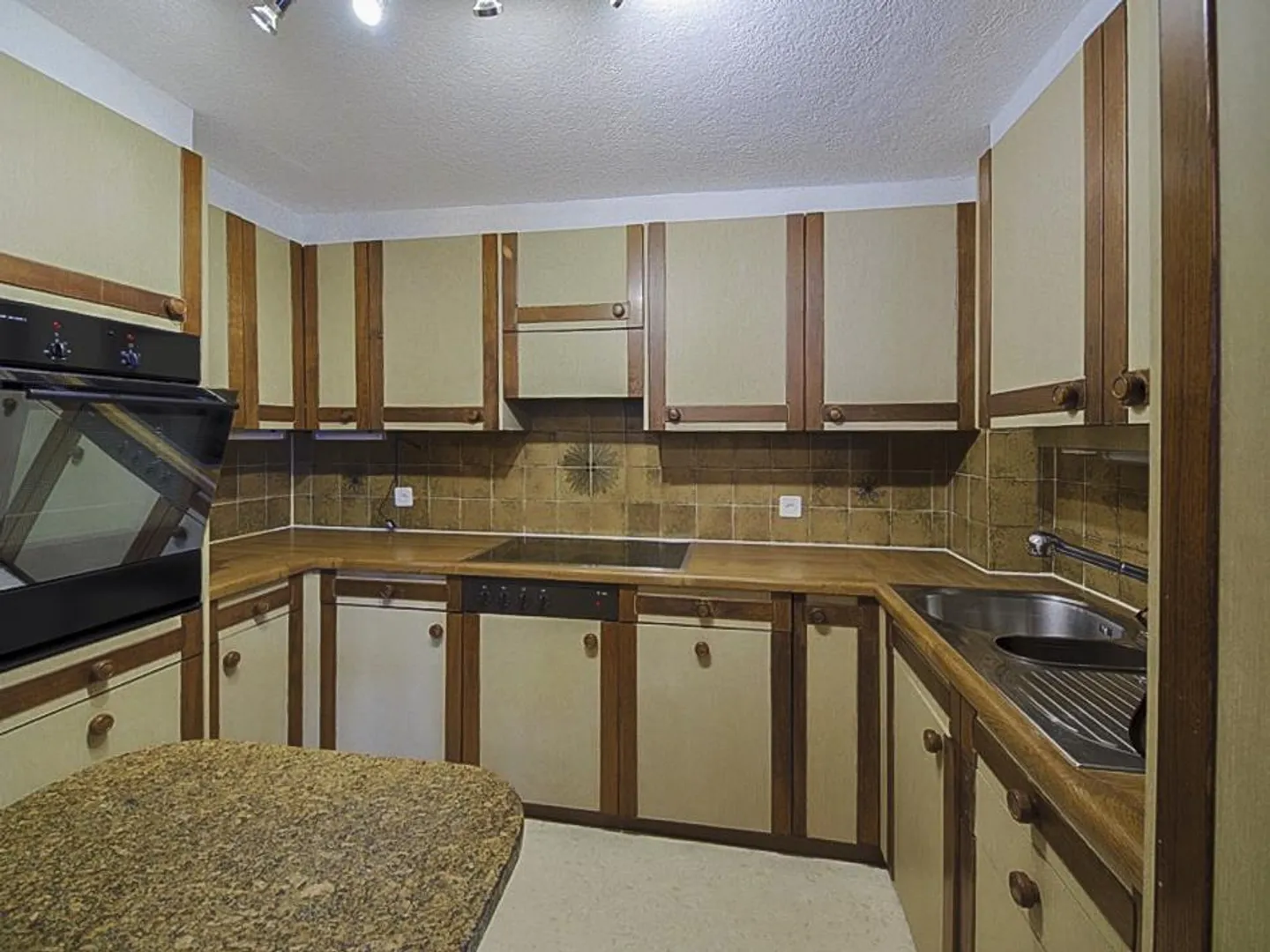 Casa bifamiliare con potenziale di ristrutturazione vicino al lago - Foto 11 di 13