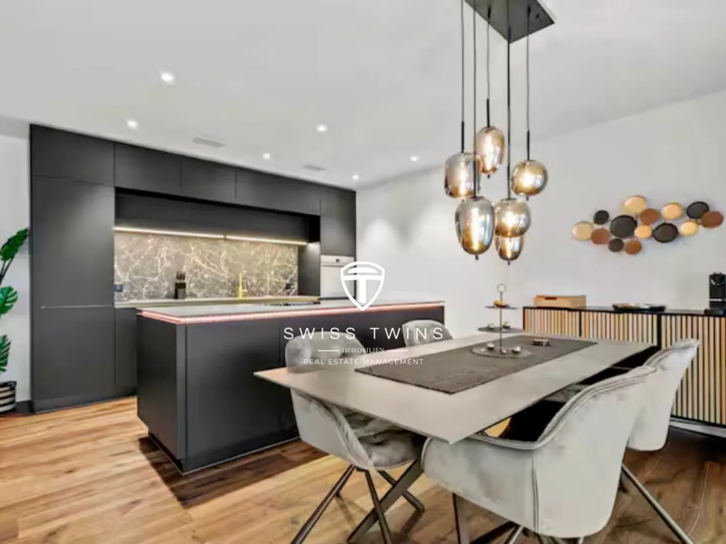 Luxuriöse 3.5-Zimmer-Terrassenwohnung mit 132m² Privat-Terrasse und traumhafter Aussicht auf Pilatus & Rigi - Foto 2 von 12