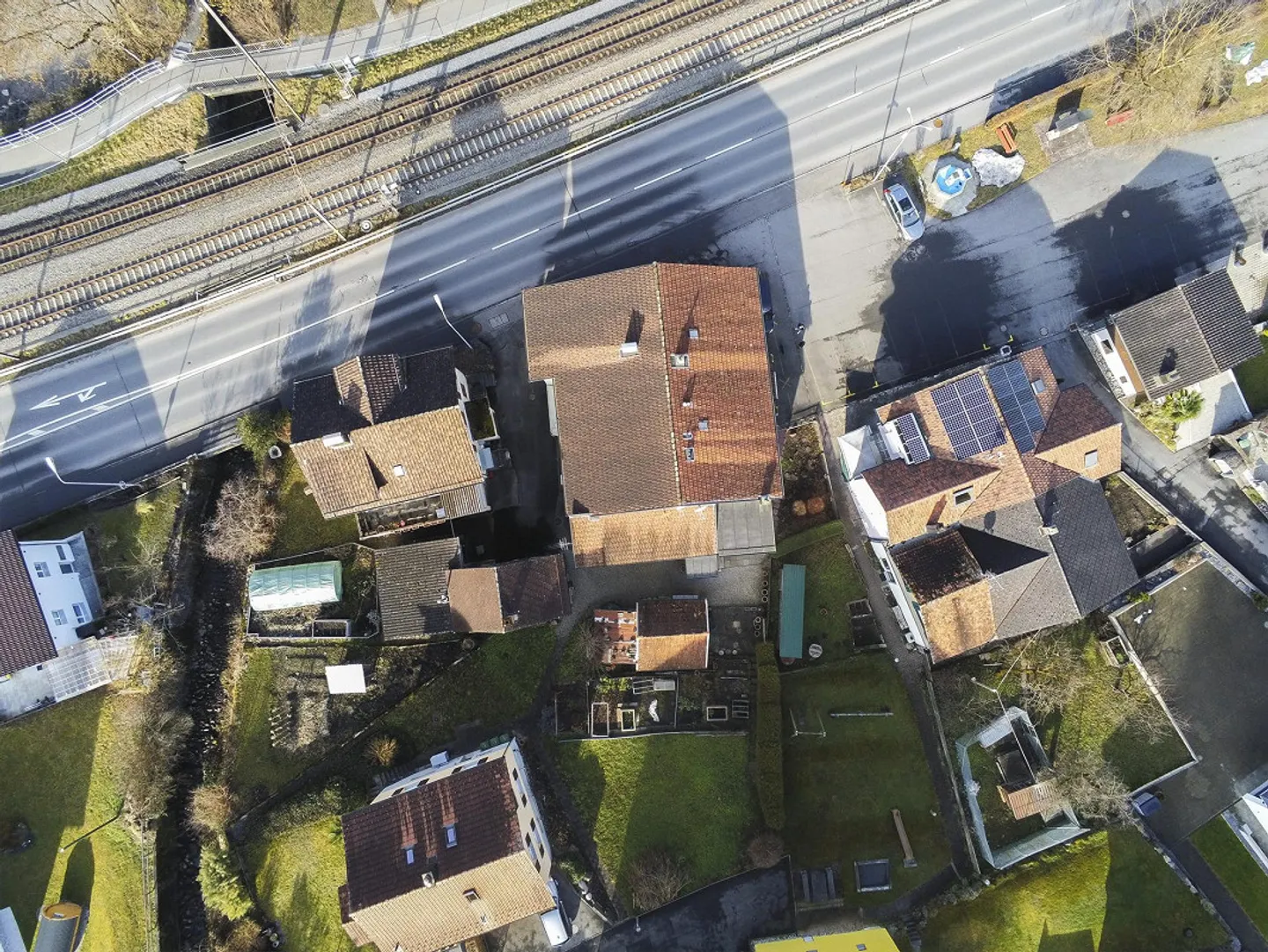 Casa bifamiliare con potenziale di ristrutturazione vicino al lago - Foto 12 di 13