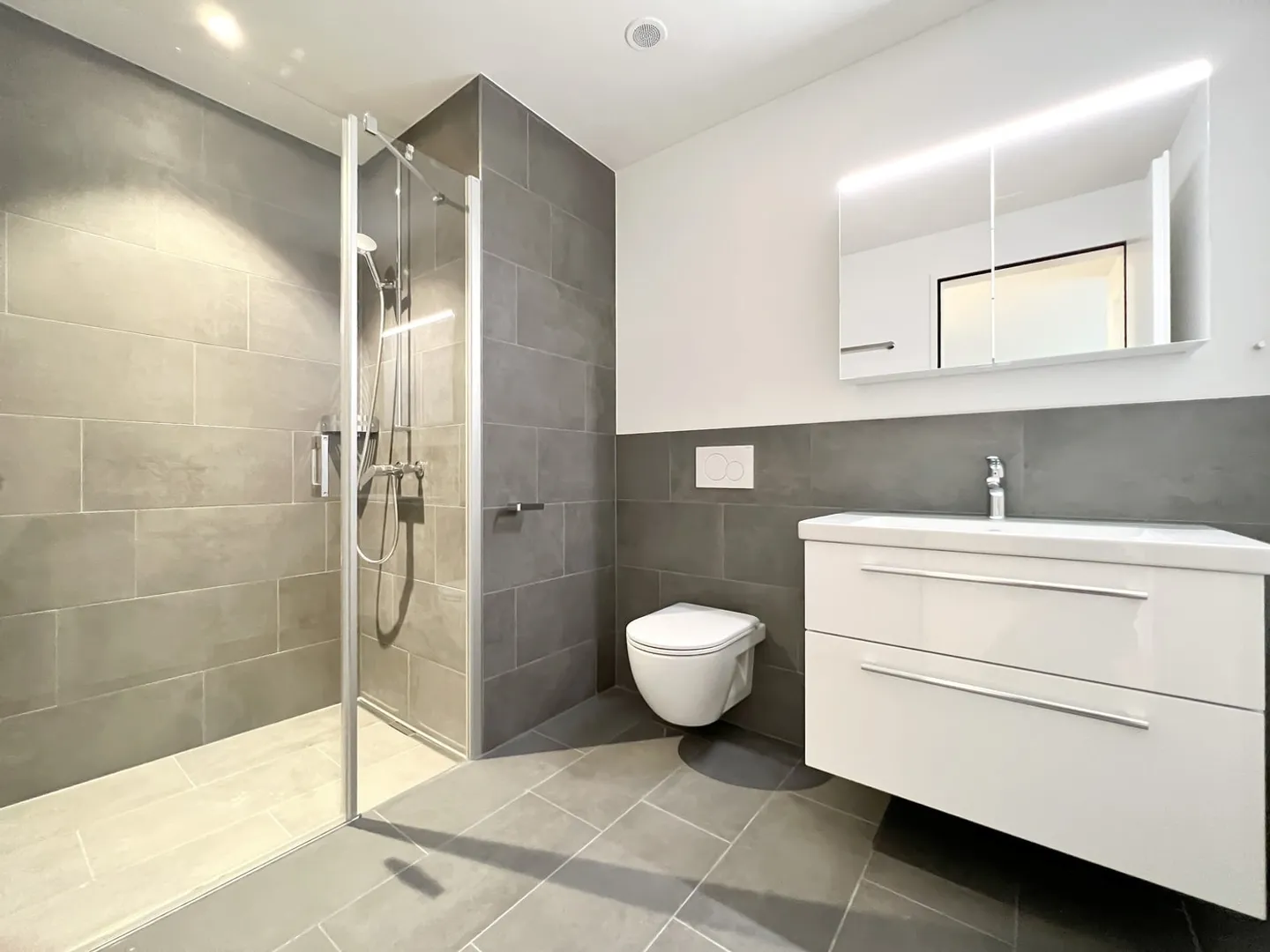 Modern 2.5-Room Apartment - Photo 2 of 5