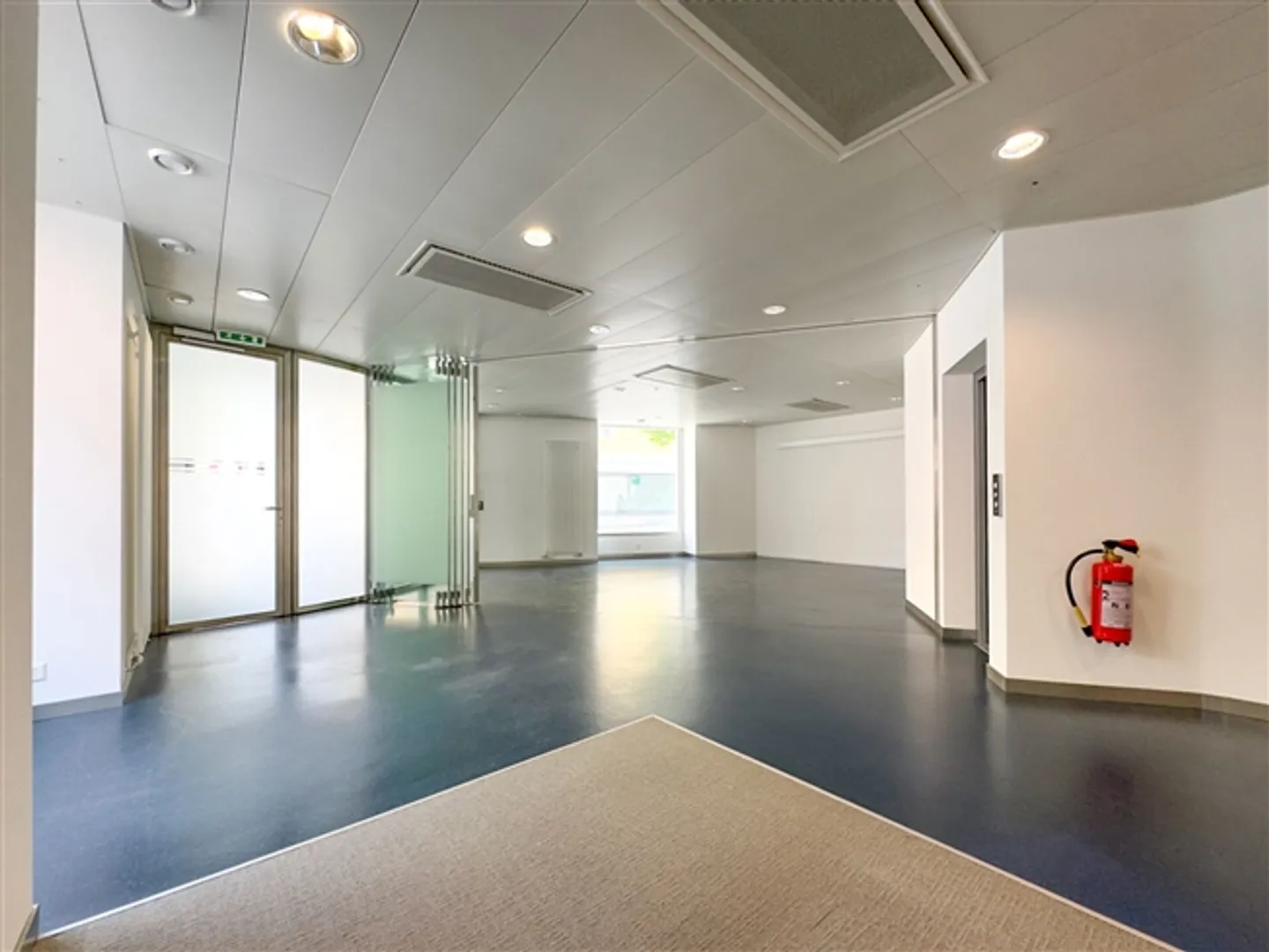 Zone commerciale au rez-de-chaussée dans un emplacement idéal au centre-ville de Monthey. - Photo 2 sur 9