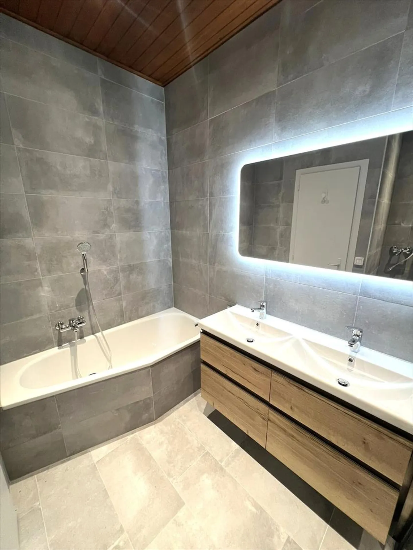 St-Imier, beautiful 4-room apartment completely renovated - Photo 2 of 9