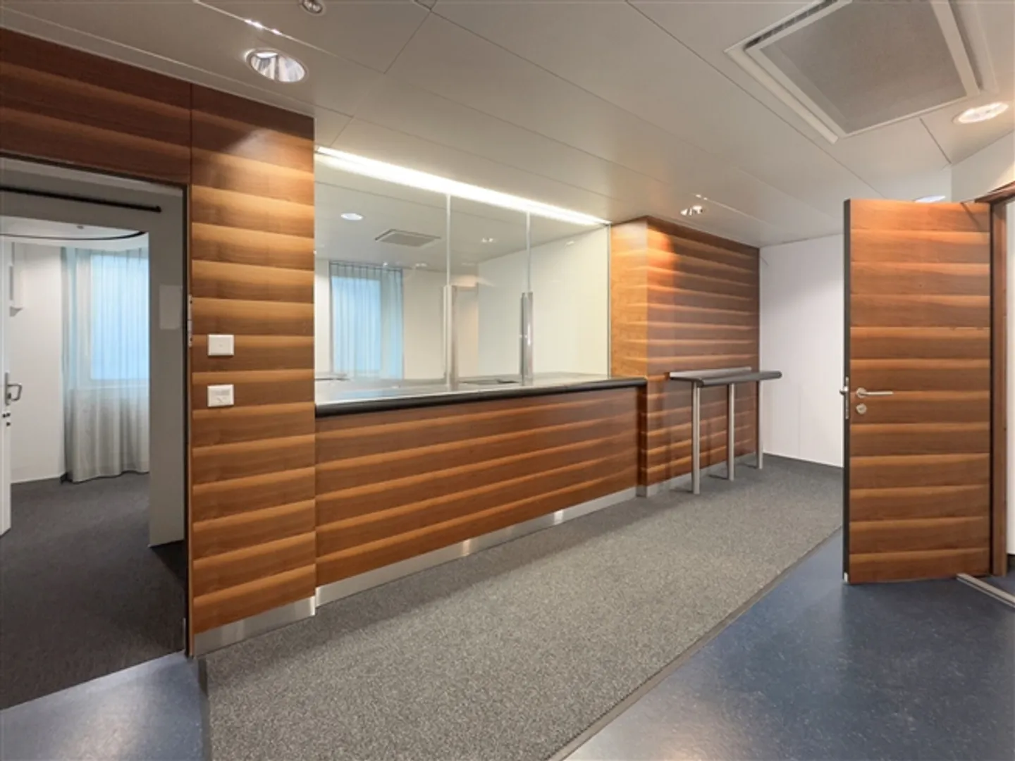 Zone commerciale au rez-de-chaussée dans un emplacement idéal au centre-ville de Monthey. - Photo 5 sur 9