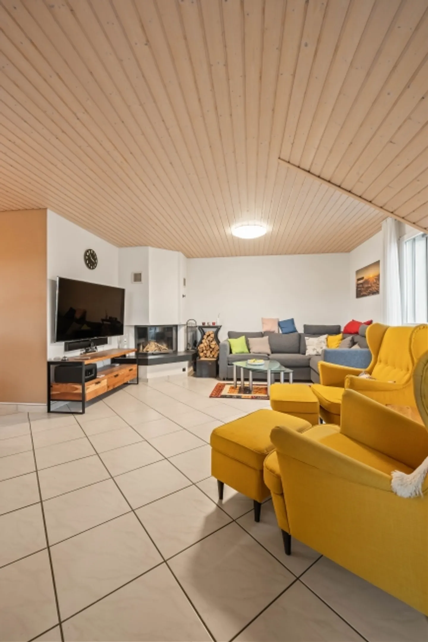 SPACIOUS AND COZY 5.5 ROOM PENTHOUSE APARTMENT - Photo 2 of 8