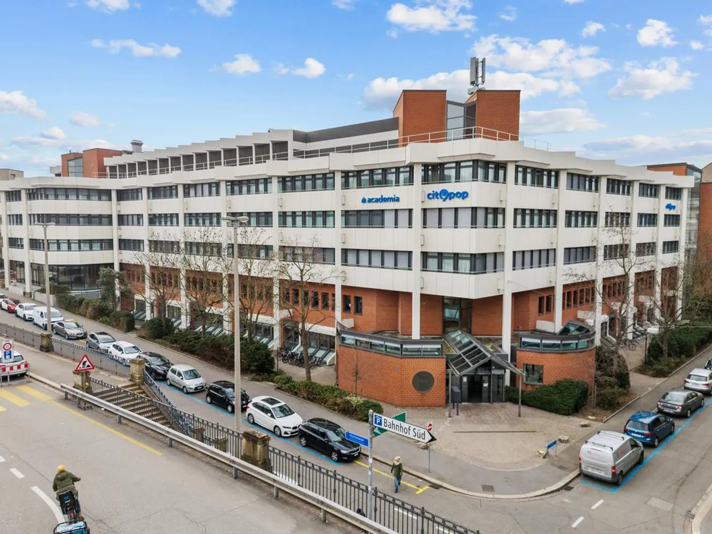 Parking spaces for rent directly at the train station - Photo 1 of 4