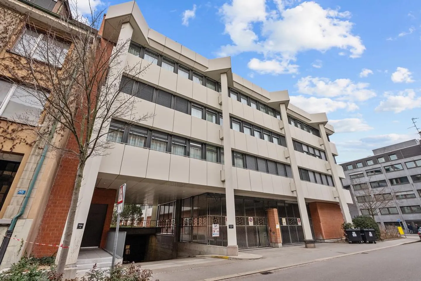 Parking spaces for rent directly at the train station - Photo 2 of 4