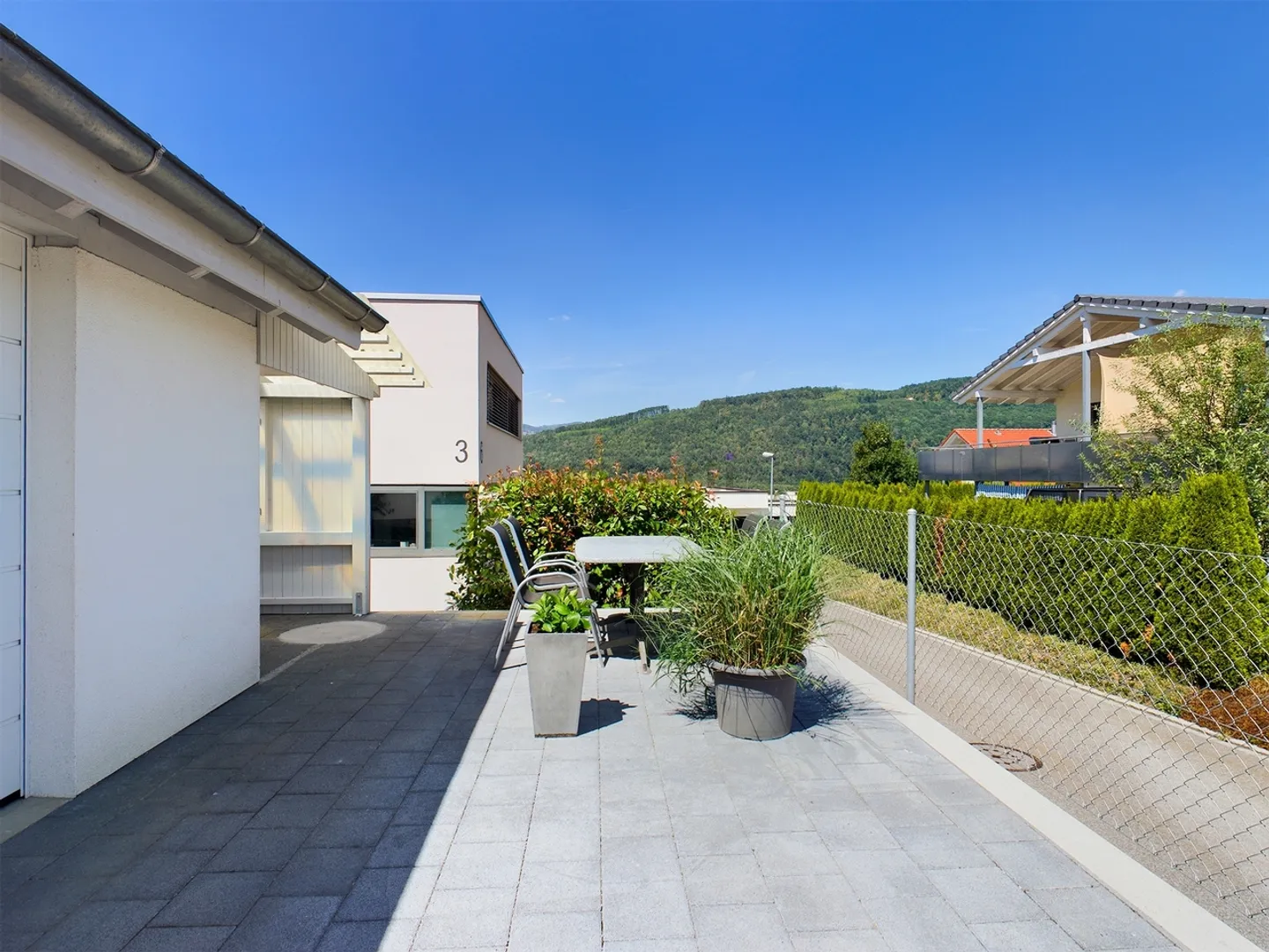 Charming 2.5-room apartment in a quiet single-family home residential area - Photo 4 of 8